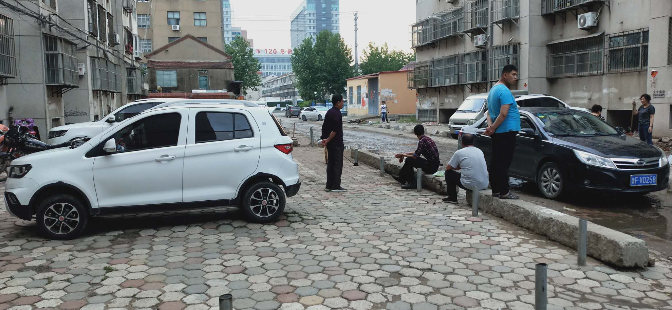 萊陽市七星街小區,居然把盲道圈地成自己家了